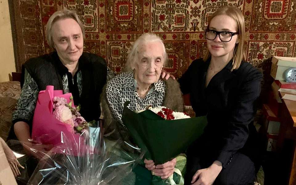 Жительницу Центрального района Воронежа Таисию Михееву поздравили со 100-летием
