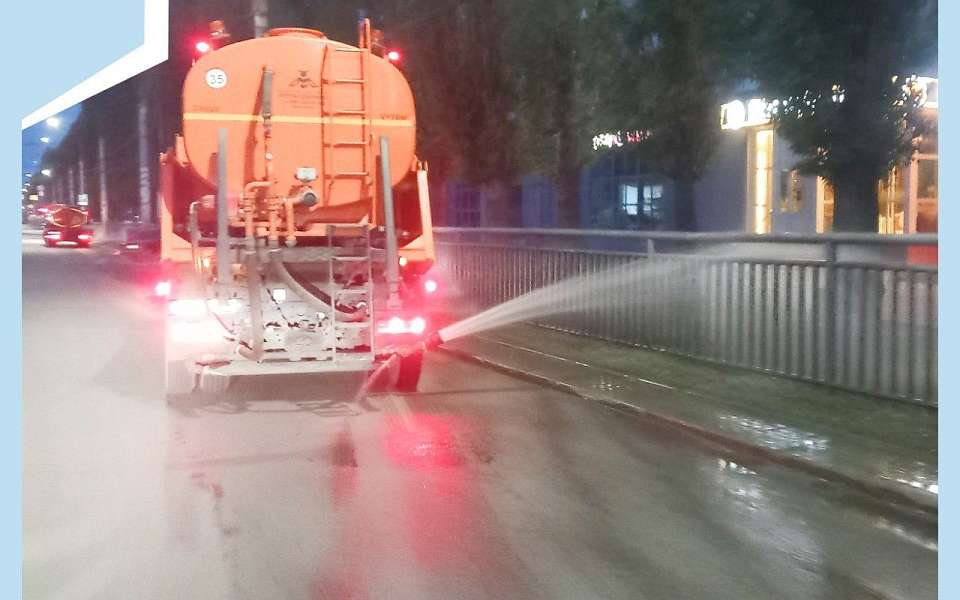 При аномальной жаре в Железнодорожном районе усилен уход за зелеными насаждениями