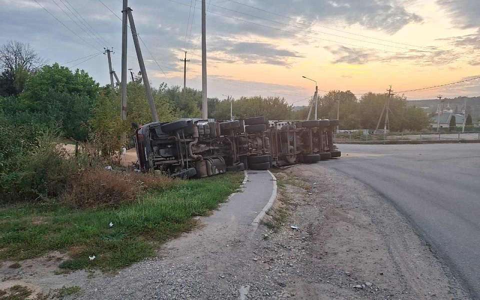 Госпитализировали водителя опрокинувшегося на трассе под Воронежем самосвала  