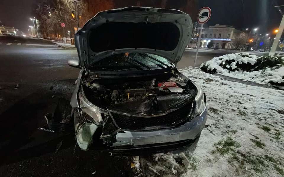 Три девушки пострадали в ночном ДТП на перекрестке в воронежском райцентре