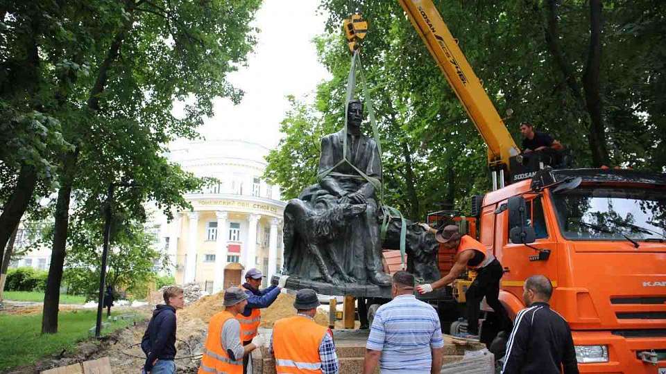 В центре Воронежа вернули на место памятник Бунину