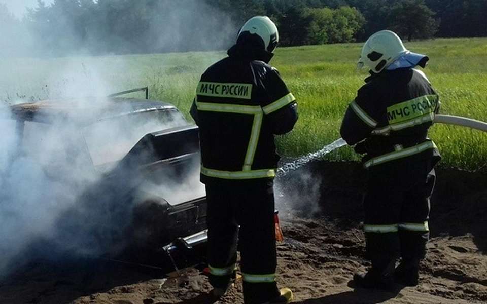 В сгоревшей машине был найден труп мужчины в поле в Воронежской области
