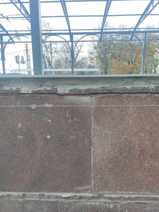 В Воронеже гранитную облицовку подземного перехода у здания ЮВЖД заменяют вентфасадом