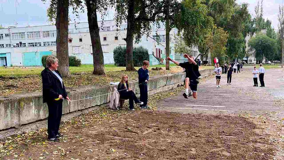 Школьники района боролись за победу в легкоатлетическом троеборье