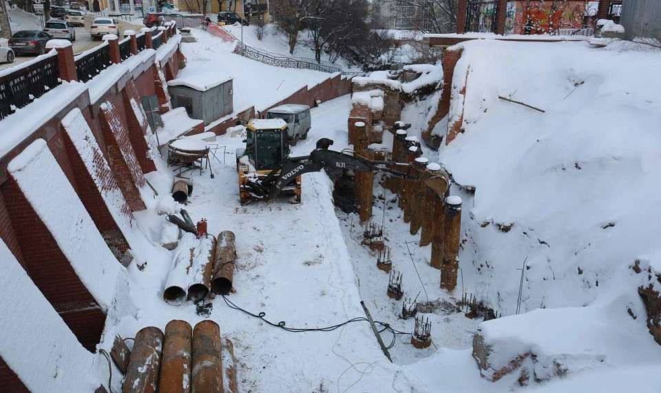 Продолжается ремонт подпорной стены Каменного моста в Воронеже