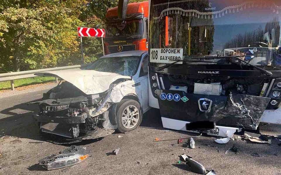 Междугородний автобус с 25 пассажирами попал в ДТП под Воронежем