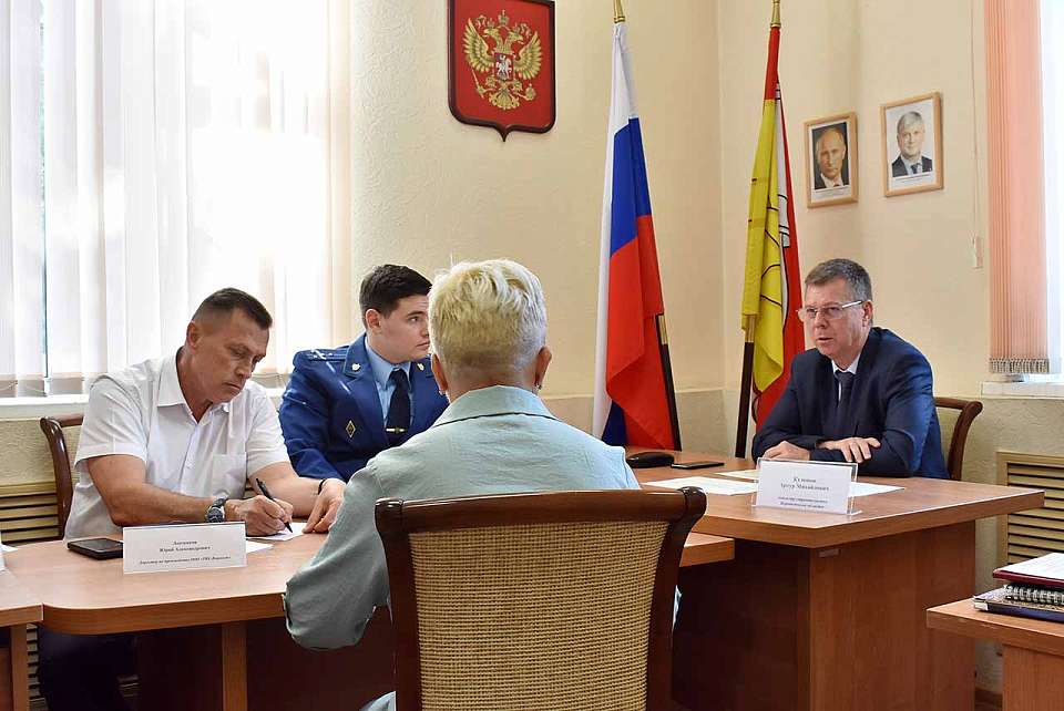 В Ленинском районе прием граждан провел министр регионального правительства