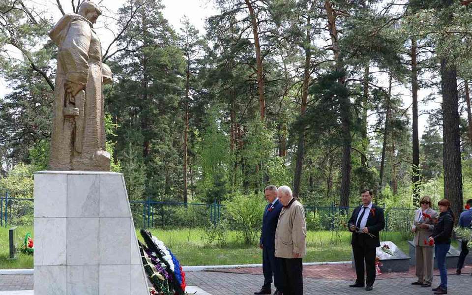Воронежские энергетики возложили цветы к мемориалам погибших воинов