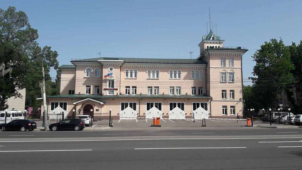 Из-за пожара в Воронеже улицу заволокло дымом