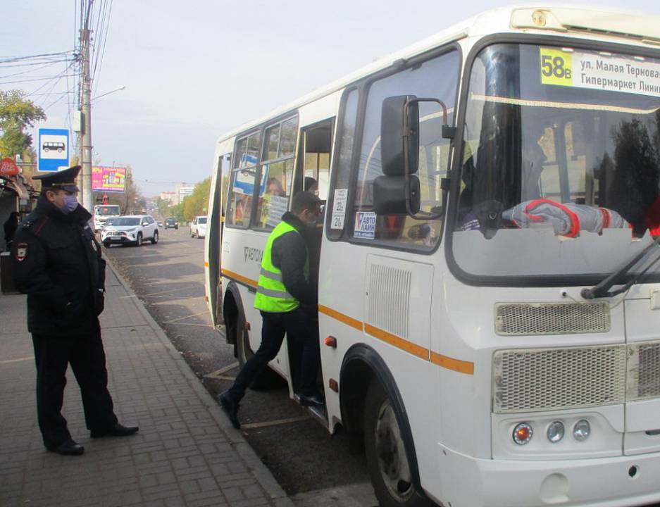 За нарушение масочного режима оштрафуют 96 пассажиров воронежских маршруток