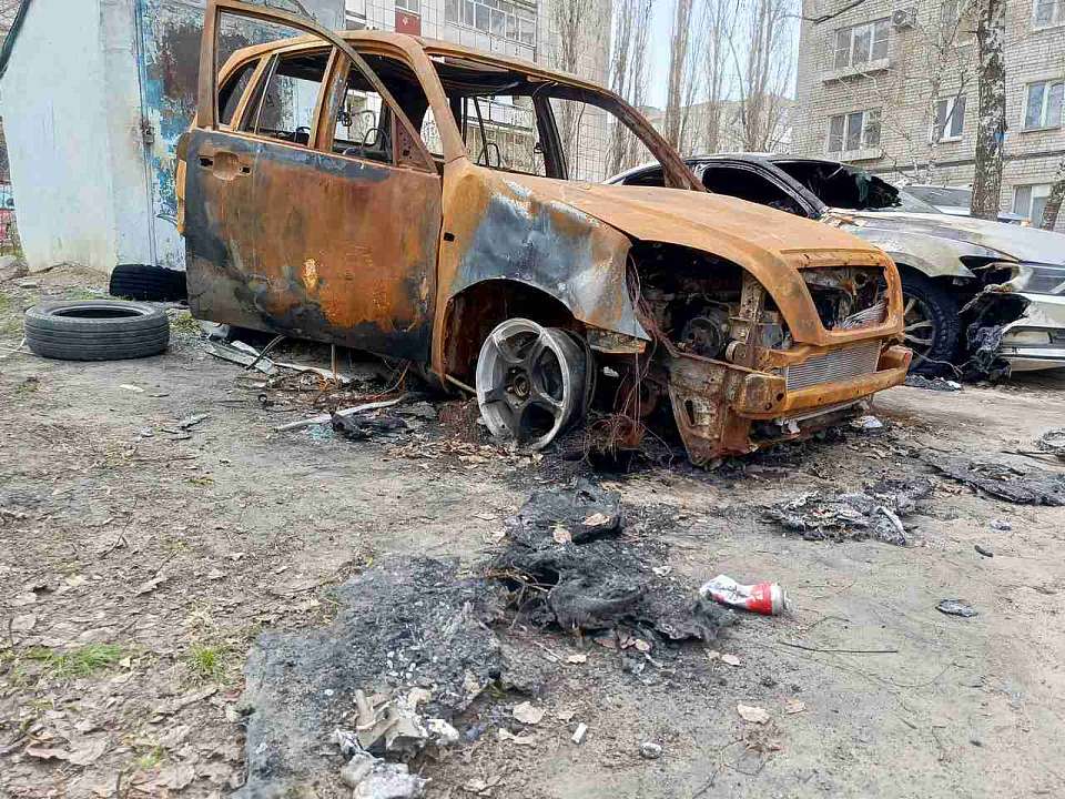 Появилось видео ночного пожара: в Воронеже сгорели 3 автомобиля