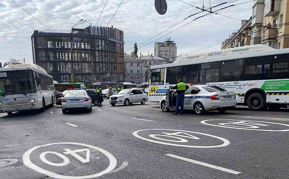 ДТП двух автобусов заблокировало движение в центре Воронежа