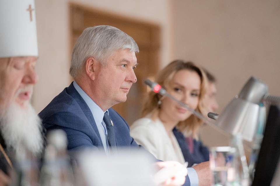 Воронежский губернатор принял участие в социальном форуме Всемирного Русского Народного Собора