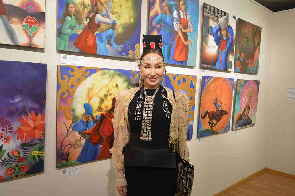 «Пословица – помощница в любом деле»: якутская художница поделилась в Воронеже мудростью народов России