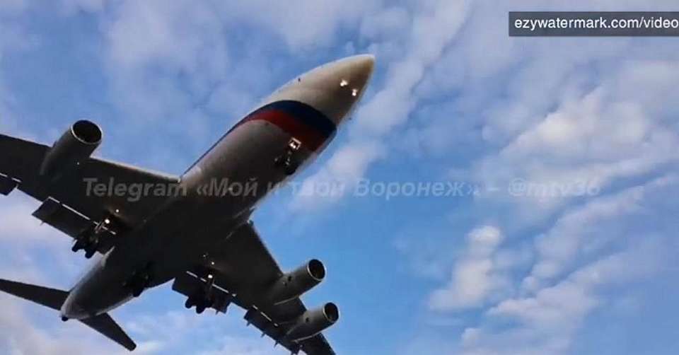 В Воронеже сняли на видео посадку в черте города Ил-96-300