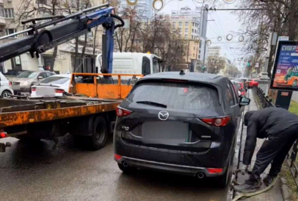 Автомобили-нарушители продолжают эвакуировать в Воронеже