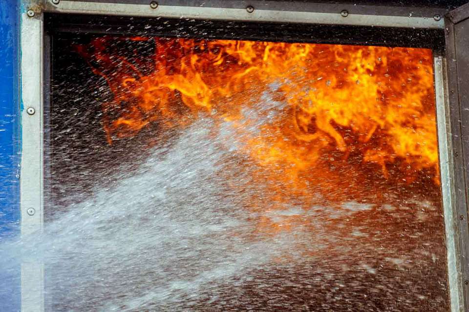 Мужчина погиб на ночном пожаре в воронежской многоэтажке