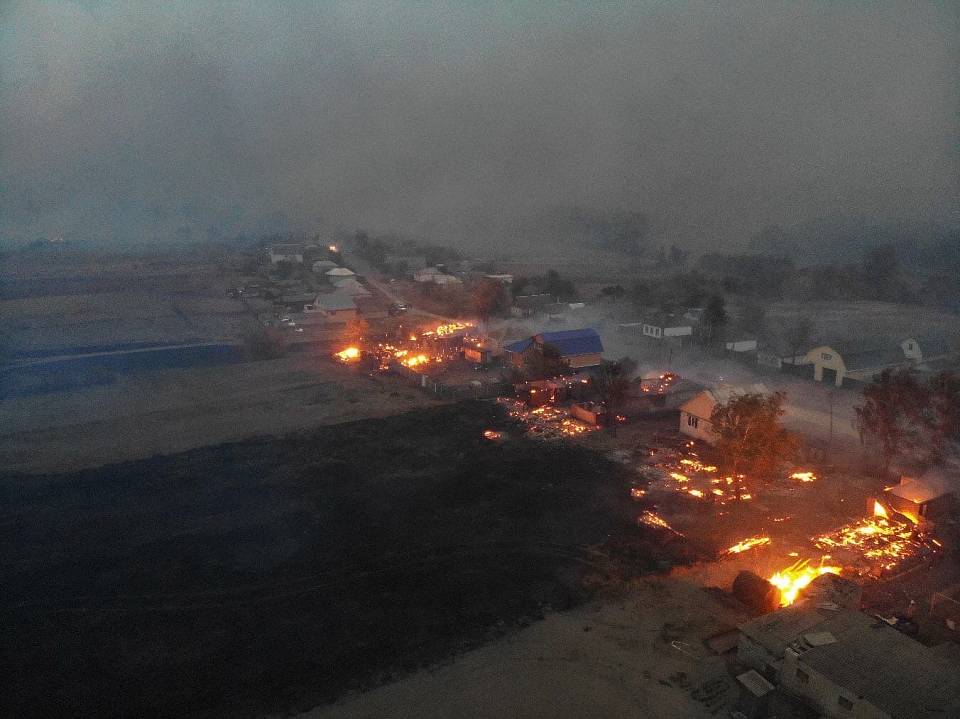  В Воронежской области из-за ландшафтных пожаров загорелись жилые дома в селе Мечетка
