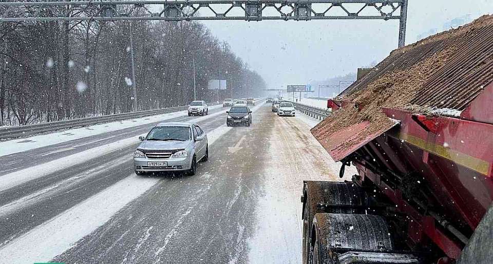 Обрабатывать дороги противогололёдными материалами продолжают в Воронеже