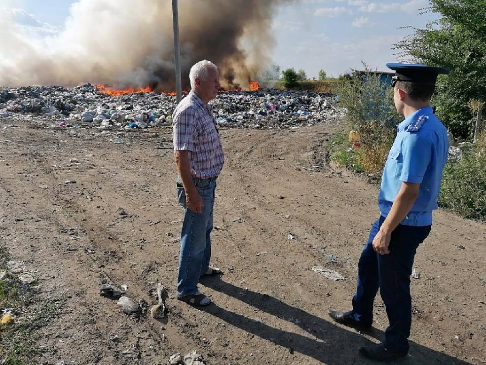 Горящий несколько суток мусорный полигон привлек воронежских прокуроров