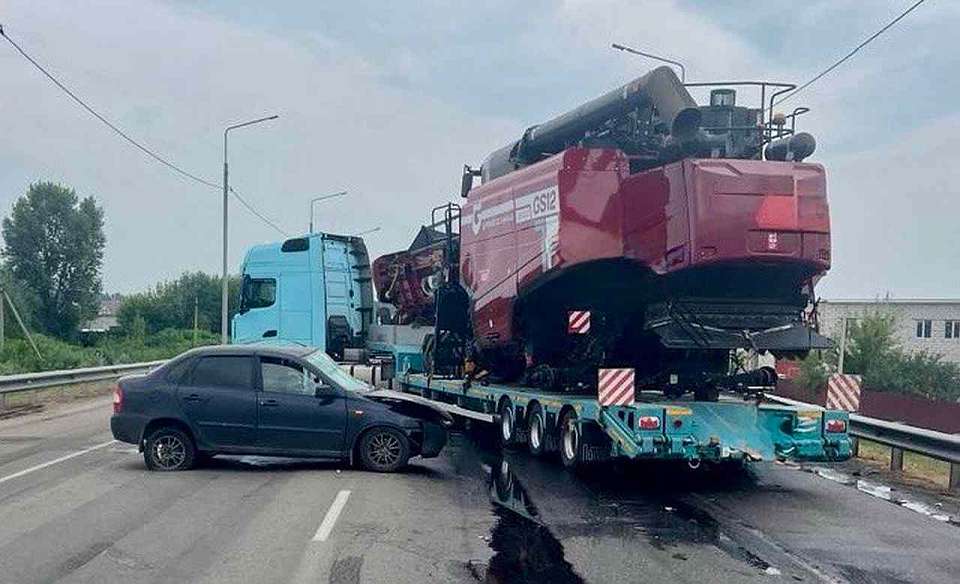 Под Воронежем «Лада Калина» врезалась в прицеп фуры - пострадали 2 человека