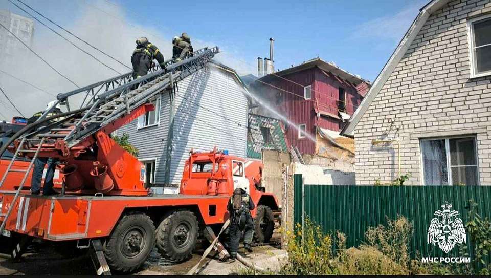 Пожар на площади 150 кв. м разгорелся в Воронеже в переулке Учебный