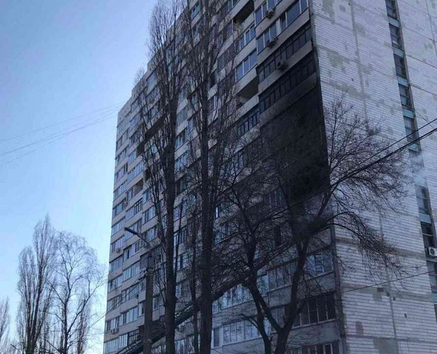 Пожарные эвакуировали 10 человек в масках спасаемого из многоэтажного дома в Воронеже