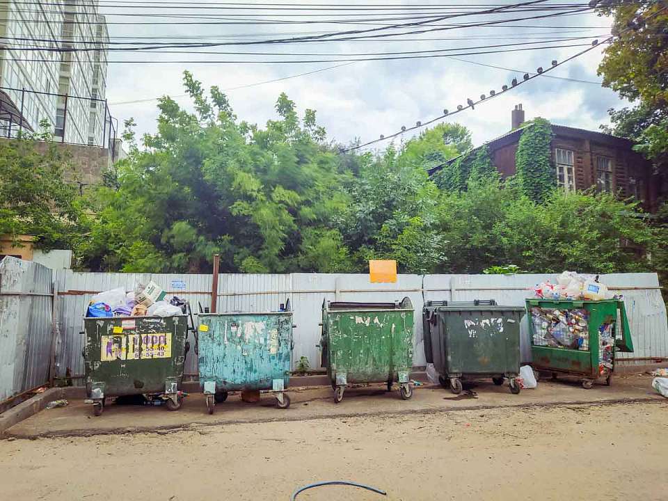 Воронежец не смог через суд избавиться от мусорных контейнеров у дома