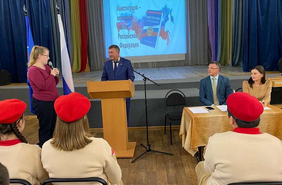 «Единая Россия» организовала патриотический урок для детей и молодёжи в Левобережном районе