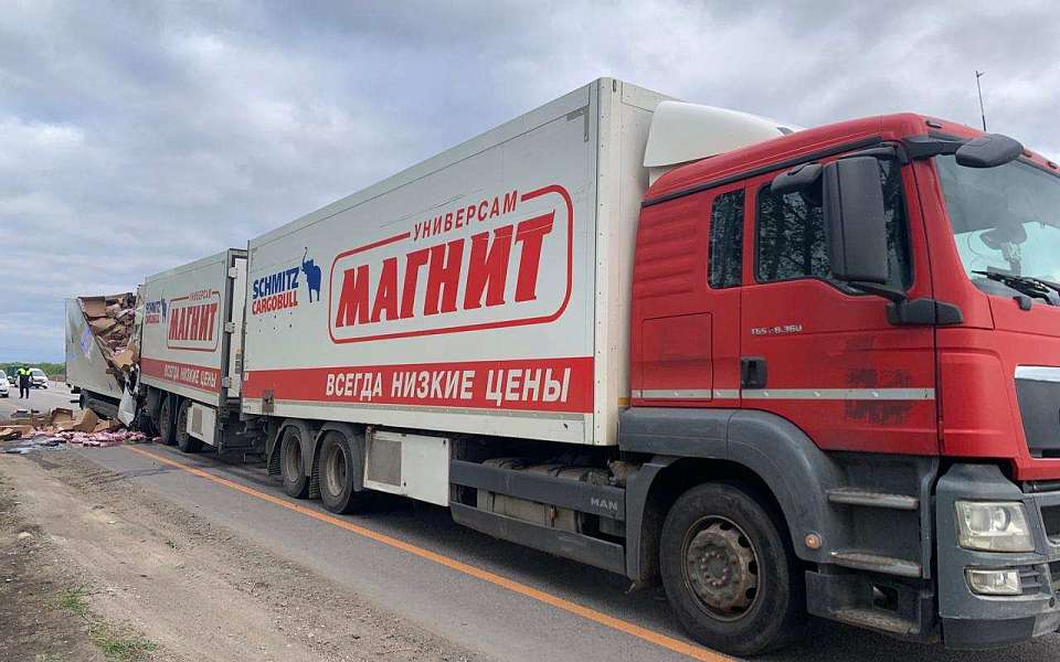 Под Воронежем погиб водитель врезавшегося в припаркованную фуру «Магнита» грузовика