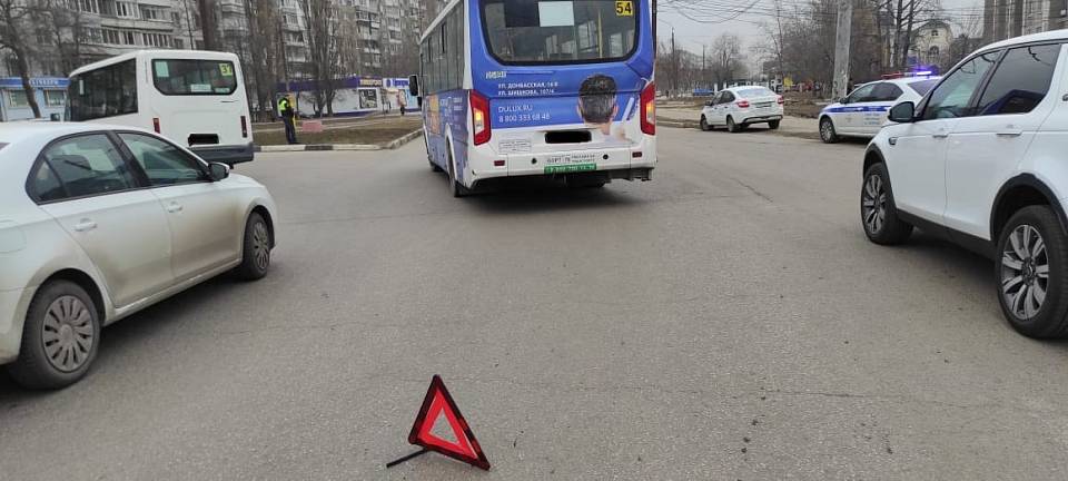 Иномарка в Воронеже врезалась в маршрутный автобус, пострадала 74-летняя женщина