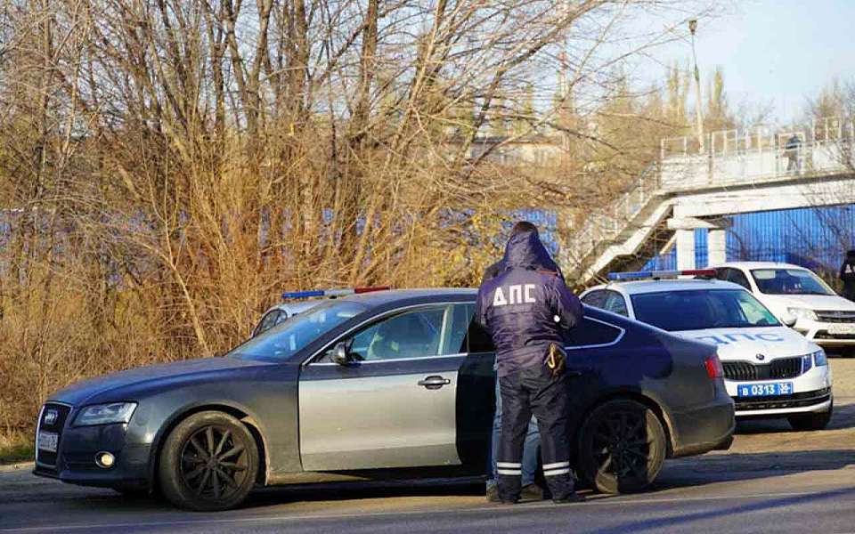 Реальный срок получил инспектор ДПС за взятку в 38 тыс. рублей под Воронежем