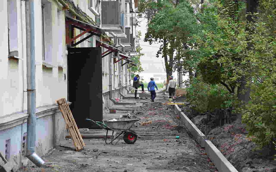 На территории района продолжается благоустройство дворов 