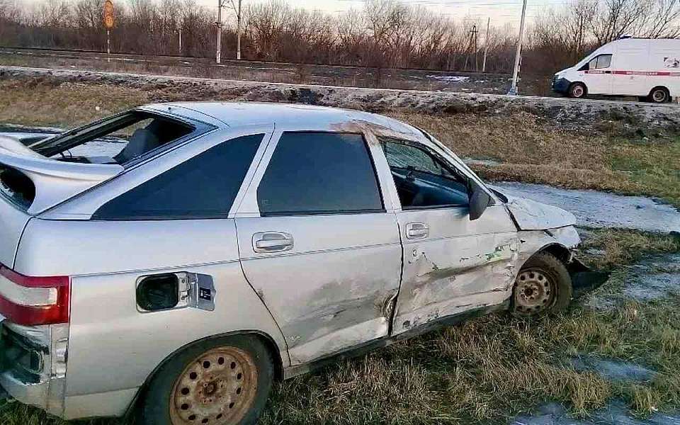 Юная автомобилистка пострадала в столкновении попутных легковушек на воронежской трассе