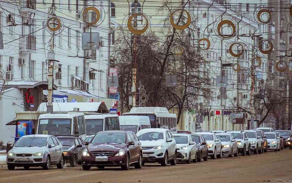 С 6-балльных пробок началась рабочая неделя в Воронеже