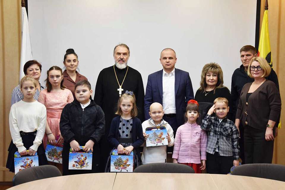 Детей-сирот и детей, оставшихся без попечения родителей, поздравили с православными праздниками