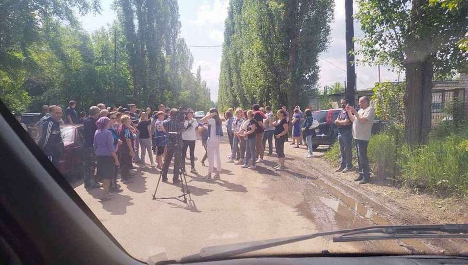 В знак протеста против закрытия проезда на Нефтебазе воронежцы перекрыли улицу Ильюшина