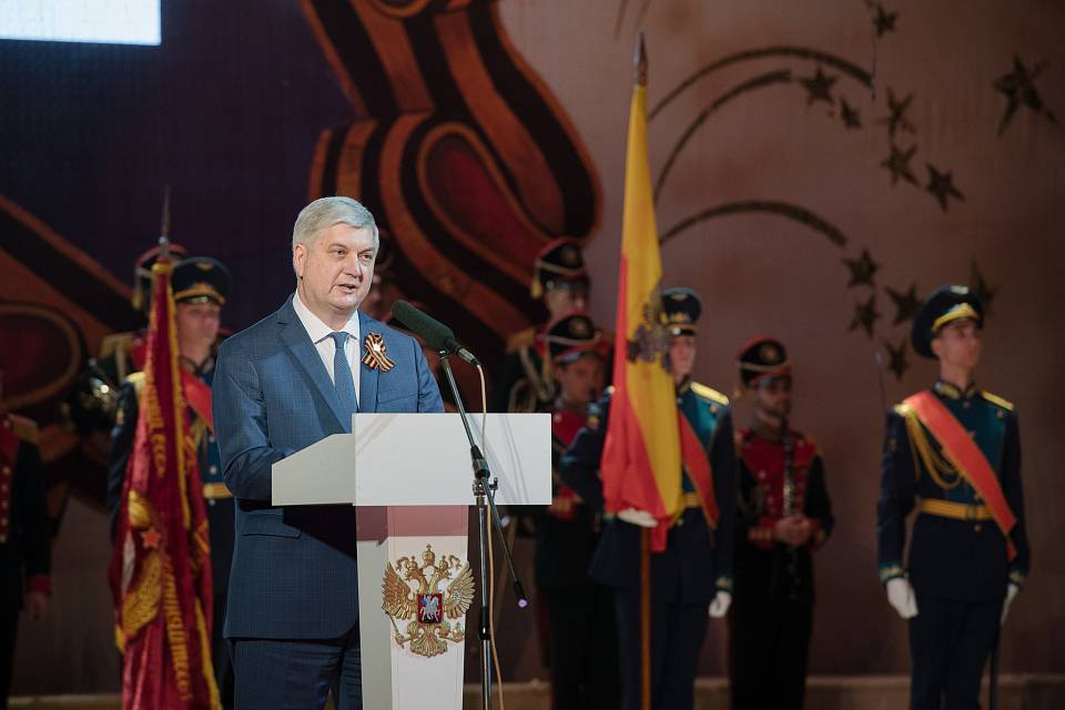 Губернатор Александр Гусев поздравил воронежских ветеранов с Днем Победы