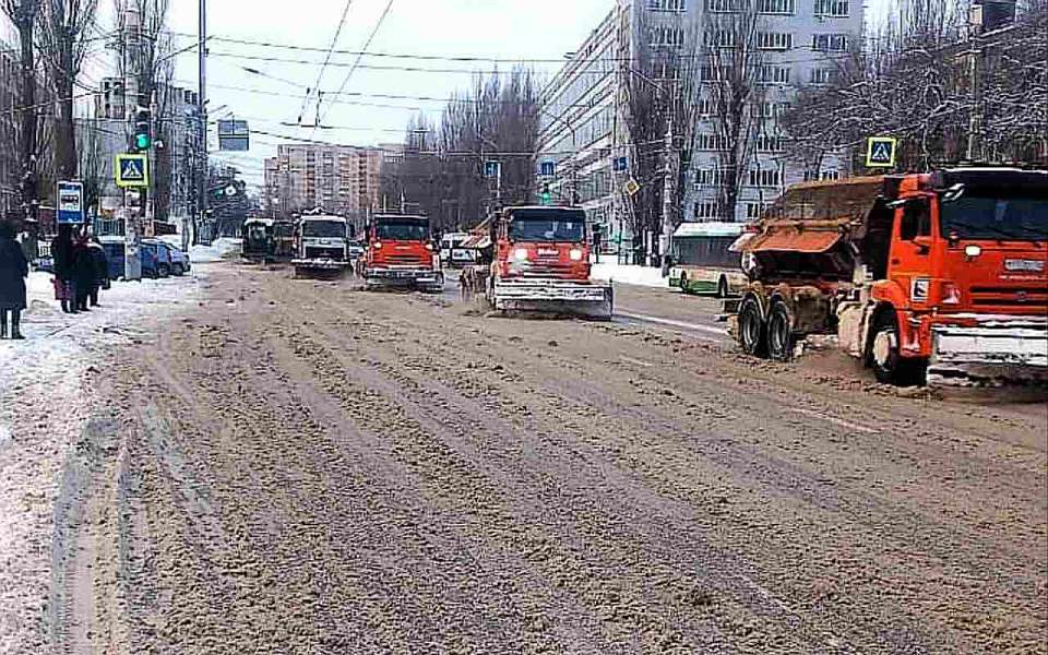 Воронежские коммунальщики борются с последствиями ночного снегопада