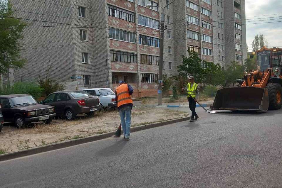 Продолжается уборка улиц Железнодорожного района Воронежа