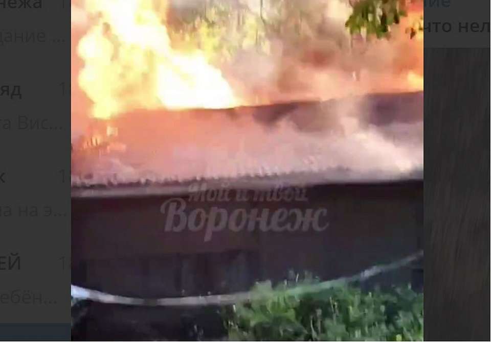 Гаражи горят на улице 9 Января в Воронеже