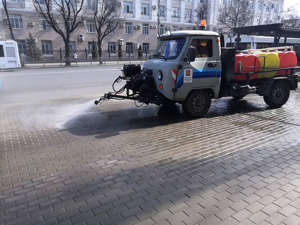В Ленинском районе отмывают улицы