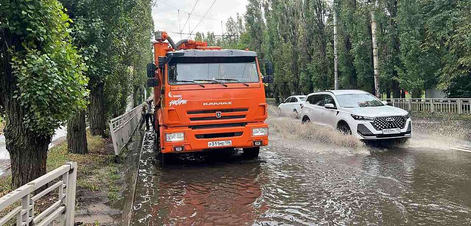 Улица Космонавтов утонула после дождя в Воронеже