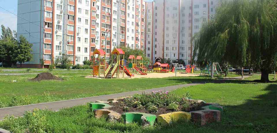 На территории Левобережного района завершено благоустройство двух дворов на Димитрова, работы на Рижской продолжаются