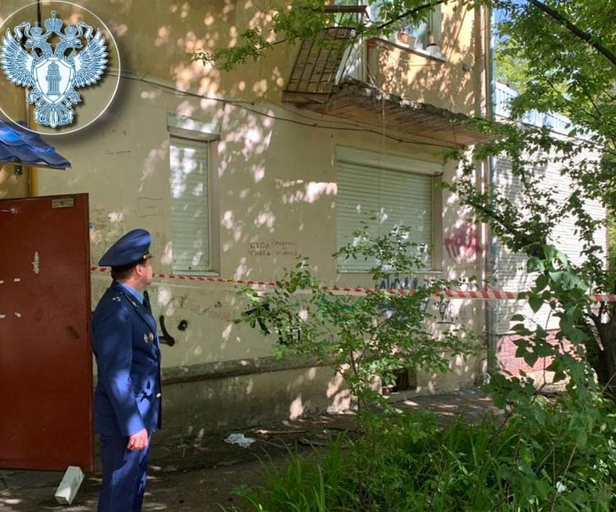 В Воронеже при обрушении ограждения балкона погибла женщина