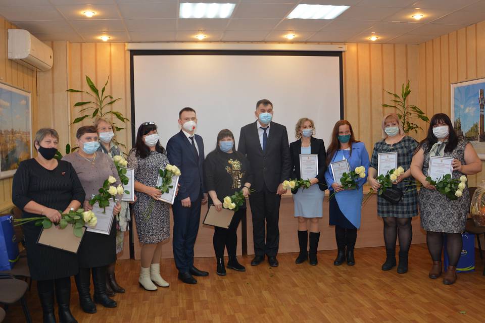 Воронежский депутат поздравил многодетных мам и провел встречу с жителями своего округа