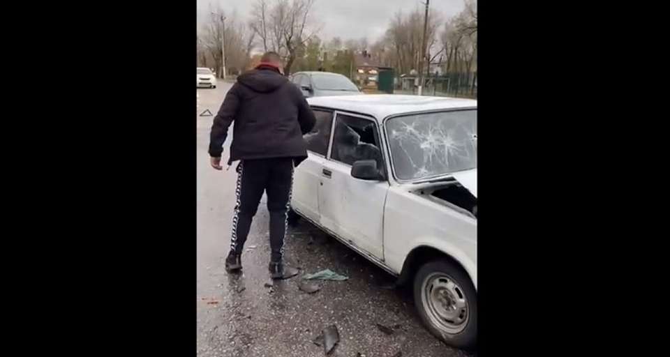 После ДТП парень со злости разбил стекло своей машины под Воронежем